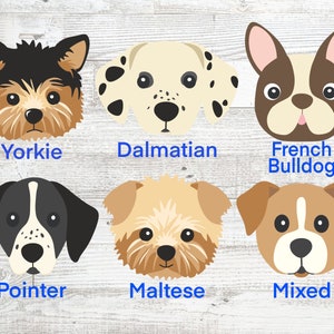 Può includere: Sei illustrazioni di cani di diverse razze: Yorkie, Dalmata, Bulldog Francese, Pointer, Maltese e Misto. Il nome di ogni cane è scritto in blu sotto l'immagine. Lo sfondo è un motivo a venature di legno chiaro.