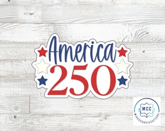 Può includere: Un tagliabiscotti bianco, blu e rosso con le parole "America 250" in un design patriottico. La parola "America" è in blu, e il numero "250" è rosso. Stelle rosse, bianche e blu circondano il testo.