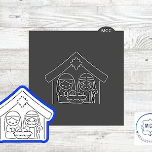 Può includere: Un tagliabiscotti bianco e blu a forma di scena della Natività. Il design presenta una stella, un tetto e i contorni di Maria, Giuseppe e Gesù bambino in una mangiatoia. Sono visibili anche i testi "MCC" e "MikesCookieCutters".