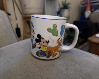Taza con personajes de Walt Disney Productions