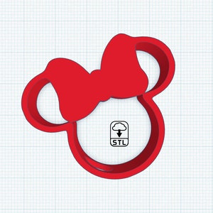 Op de afbeelding: Rode 3D-geprinte koekjesuitsteker in de vorm van een cartoon muizenkop met een strik. De uitsteker is ontworpen voor het maken van koekjes of fondantdecoraties. Het downloadpictogram voor het STL-bestand is zichtbaar.