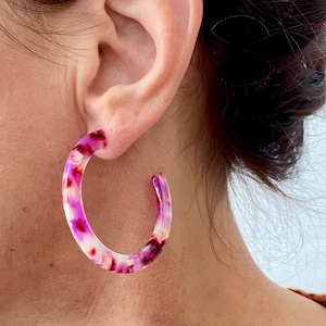 Colorful Acrylic Hoop Earrings Multicolor Tortoise Shell Resin Hoops Pink White Purple Black Lucite Earrings Large 2 Hoop Earrings Pink + White Swirl