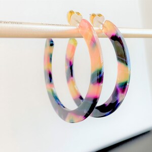 Colorful Acrylic Hoop Earrings Multicolor Tortoise Shell Resin Hoops Pink White Purple Black Lucite Earrings Large 2 Hoop Earrings Multicolor