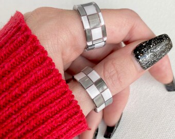 Bagues cool en résine acrylique - Bagues tendance argent blanc gris noir motif damier - Bague grande bande large - Bague funky unique et confortable