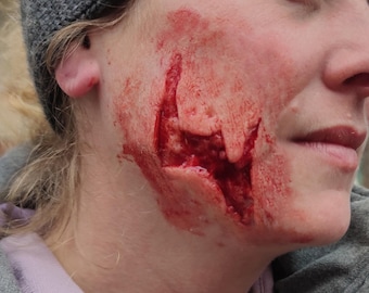 Silicone Prosthetic SFX Wound #50 (big laceration) | Latex-free | For movies, TV, photoshootings, Halloween and more ... | Beginner friendly