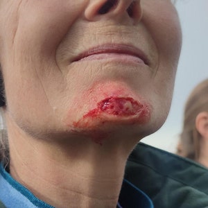 Silicone Prosthetic SFX Wound #49 (small laceration) | Latex-free |For movies, TV, photoshootings, Halloween and more ... |Beginner friendly