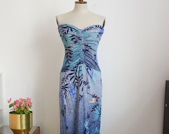 80er Jahre Kleid, Schlauchkleid, eng mit Bustierausschnitt und Vogelmuster in blau