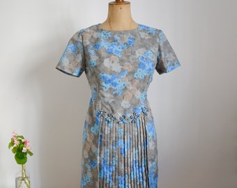 60s dress, with pleated skirt and decorated with flowers, blue, gray, brown, floral patterned, floral pattern, pleated