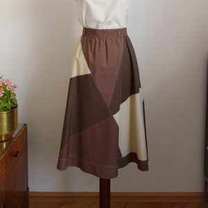 Rok jaren '80 in beige en bruin met zakken, patchwork