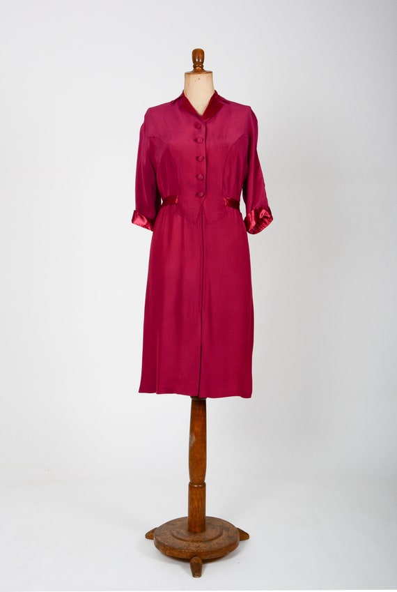 40s dress in fuchsia with buttons and belt, True V