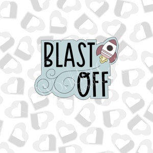 Może przedstawiać: Niebieska i biała rakieta z żółtym płomieniem leci nad tekstem "BLAST OFF" czarnymi literami.