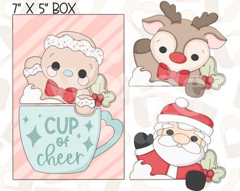 Puede incluir: Un conjunto de tres cortadores de galletas de Navidad, que incluyen un hombre de jengibre en una taza de alegría, un reno y Santa Claus. Los cortadores miden 17,8 cm por 12,7 cm.
