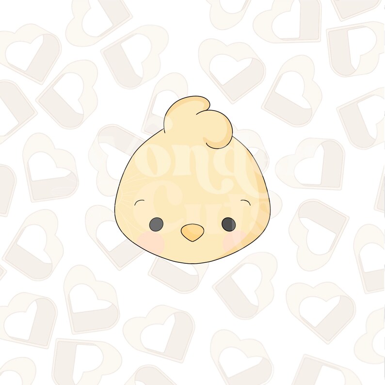 Op de afbeelding: Een gele kuiken koekjesvormer met een schattig gezicht. De vormer is op een witte achtergrond met een patroon van harten.