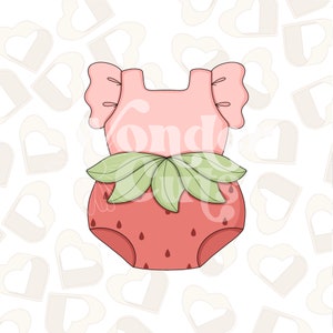 Puede incluir: Un pelele rosa y rojo con un diseño de fresa. El pelele tiene hojas verdes y un lazo rosa en la parte superior.
