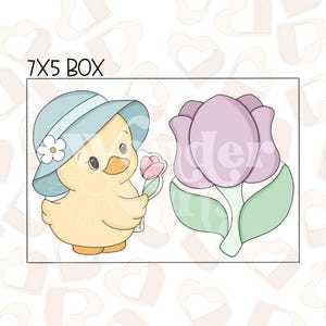 Puede incluir: Una imagen digital de clipart de un pollito amarillo con un sombrero azul claro con una flor blanca y sosteniendo un tulipán rosa. El pollito está de pie junto a un tulipán morado con hojas verdes. La imagen está etiquetada como "7X5 BOX".