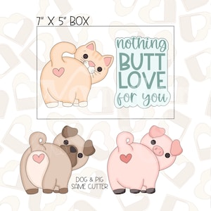 Può includere: Un set di tre stampini per biscotti, uno a forma di gatto, uno a forma di cane e uno a forma di maiale. Il gatto e il maiale sono rivolti verso l'osservatore, con le code arrotolate. Il cane è rivolto verso l'osservatore, con la lingua di fuori. Gli stampini sono tutti di colore marrone chiaro. Il testo "nothing BUTT LOVE for you" è scritto su uno stampino separato. Gli stampini misurano 17,8 cm per 12,7 cm.