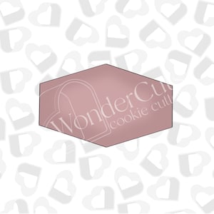 Puede incluir: Un cortador de galletas hexagonal con un acabado rosa metálico. El cortador tiene forma de hexágono con esquinas redondeadas. El texto "WonderCut cookie cutters" está impreso en el cortador en blanco.
