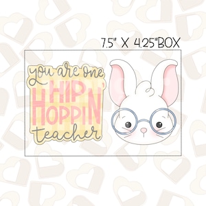 以下が含まれることがあります： 7.5インチ x 4.25インチの箱に、眼鏡をかけた白いウサギと「You are one hip hoppin' teacher」というピンクと黄色のテキストが描かれています。