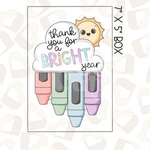 Könnte beinhalten: Eine weiße Wolke mit dem Text "thank you for a BRIGHT year" und eine gelbe Sonne mit einem lächelnden Gesicht.  Vier Kreiden in verschiedenen Farben befinden sich unter der Wolke.  Das Bild ist auf einem weißen Hintergrund mit einem Herzmuster.
