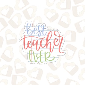 Op de afbeelding: Een sticker met de tekst "best teacher ever" geschreven in een handschrift op een blauw-wit gestreepte papieren achtergrond. De sticker is omgeven door een witte achtergrond met een patroon van lichtbruine harten.