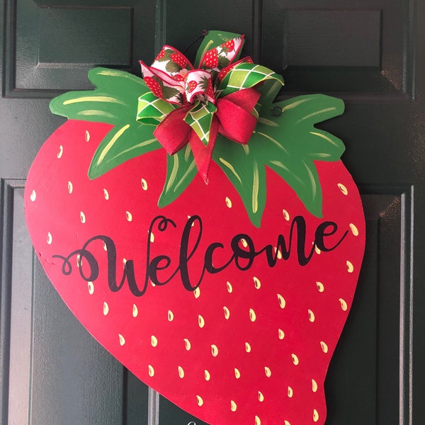 Strawberry Welcome door hanger. Strawberry door hanger. Strawberry decor. Front door decor. Summer decorations. Summer yard art.