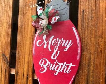 Christmas Light Bulb Door Hanger: Red 'Merry & Bright' Sign