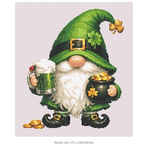 Puede incluir: Gráfico de punto de cruz titulado "Saint Patrick's Gnome". La imagen presenta un gnomo con un sombrero verde que sostiene una jarra de cerveza verde y una olla de oro. El tamaño final es de 24,69 cm x 28,22 cm.