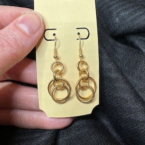 Brincos pendentes em cascata com anel de ouro