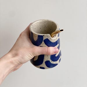 Copo Mate Azul Rabisco / Copo de Cerâmica Colorido Feito à Mão / Cabaça de Erva Mate com Design Moderno / Entalhe para Bombilla ou Canudo / Design Geométrico