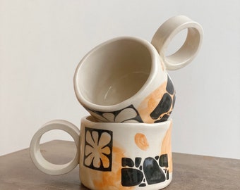 Handgefertigte Steinzeug Cappuccino-Tasse mit rundem Henkel: Moderne Keramiktasse, illustriertes Design