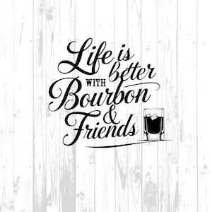 Puede incluir: Diseño gráfico en blanco y negro sobre un fondo de madera blanca. El texto dice "Life is better with Bourbon & Friends" con una pequeña ilustración de un vaso de bourbon.