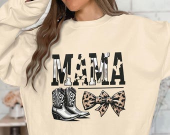 Cowgirl retro mama sublimatie png, cowboylaarzen en strikontwerp, transparant achtergrondontwerp voor T-shirts, mokken en kleding, koeienhuid moeder
