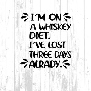 Puede incluir: Texto en blanco y negro sobre un fondo de madera blanca. El texto dice "Estoy a dieta de whisky. ¡Ya he perdido tres días!"