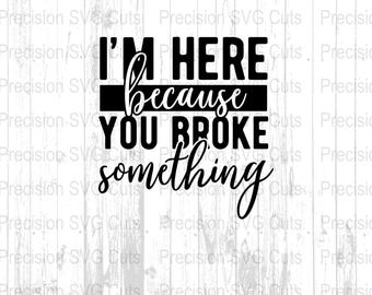 Könnte beinhalten: Schwarz-weißes Grafikdesign mit dem Text "I'M HERE because YOU BROKE something". Der Text ist eine Mischung aus fetten und kursiven Schriftarten. Der Hintergrund ist ein helles Holzmaserungsmuster.
