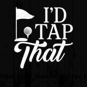 以下が含まれることがあります： 黒い背景に白い文字で「I'D TAP That」と書かれています。テキストの左側に、ゴルフボールが乗った白いゴルフクラブがあります。