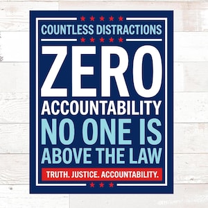 Puede incluir: Un letrero rectangular azul marino con texto blanco que dice "COUNTLESS DISTRACTIONS ZERO ACCOUNTABILITY NO ONE IS ABOVE THE LAW TRUTH. JUSTICE. ACCOUNTABILITY." Estrellas rojas están arriba y abajo del texto. El fondo es un panel de madera blanca.