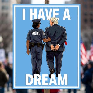 Può includere: Un cartello con le parole "I HAVE A DREAM" e un'illustrazione di un poliziotto che scorta un uomo ammanettato. Il cartello ha uno sfondo azzurro e un bordo bianco. Lo sfondo mostra una folla di persone e bandiere americane.