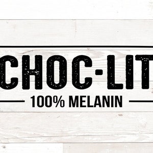 以下が含まれることがあります： 白木製の背景に「CHOC-LIT 100％MELANIN」というテキストが書かれた白黒のグラフィックデザインです。