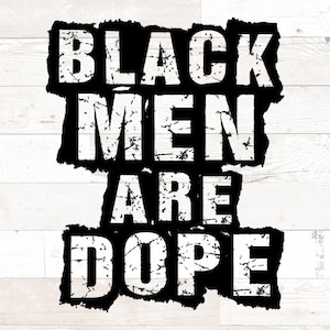 Puede incluir: Diseño gráfico en blanco y negro sobre un fondo de madera blanca. El texto dice "BLACK MEN ARE DOPE" en una fuente audaz y desgastada. Las palabras están delineadas en negro, creando un contraste llamativo.
