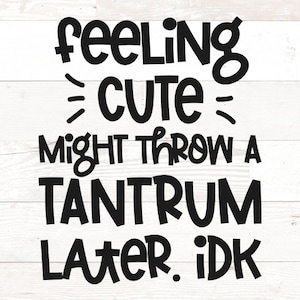 Op de afbeelding: Zwart-witte tekstafbeelding op een witte houten achtergrond. De tekst luidt "feeling cute might throw a tantrum later. idk"