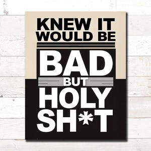 Può includere: Stampa artistica rettangolare con il testo "KNEW IT WOULD BE BAD BUT HOLY SH*T" in grassetto bianco. La sezione superiore è beige, il centro ha una striscia grigia e la parte inferiore è nera.