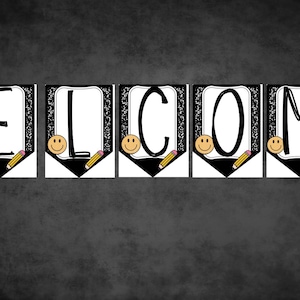 Può includere: Un banner che recita "WELCOME" in singoli stendardi. Ogni stendardo è bianco con un bordo nero e un design maculato in bianco e nero. Ogni stendardo ha una faccina sorridente gialla e una matita. Lo sfondo è grigio scuro.
