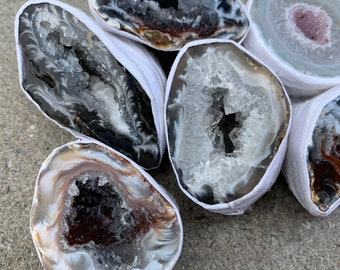 Flash Sale!!** OCO GEODE HALVES 1/2 pound lot. (5-7 pieces) very nice quality geodes *Best Seller* Free s&h