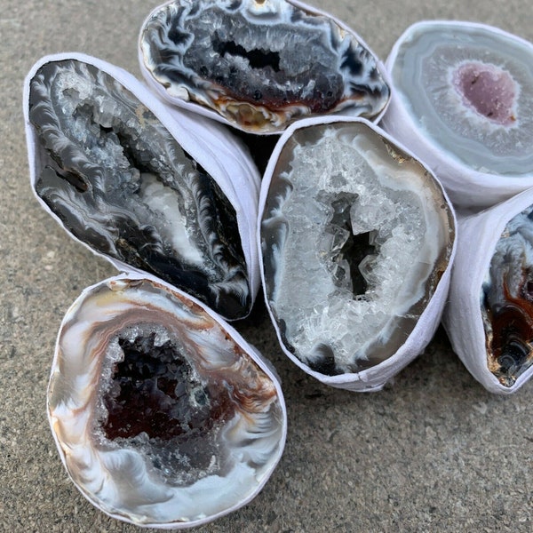 Flash Sale!!** OCO GEODE HALVES 1/2 pound lot. (5-7 pieces) very nice quality geodes *Best Seller* Free s&h