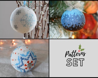 Op de afbeelding: Een set van drie kerstbalpatronen van kralen. De kerstballen zijn wit met blauwe en zilveren accenten. De patronen zijn voor een sneeuwvlok, een sneeuwvlok met rode accenten en een blauwe verloopkerstbal. De tekst "Patterns SET" staat in de afbeelding.