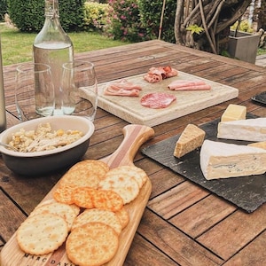 Schneidebrett aus massiver Eiche. Handgefertigter Luxus-Käse aus geöltem Holz Natürliche stilvolle, moderne Küchendekor-Tapas Handgefertigte glatte Charcuterie-Platte
