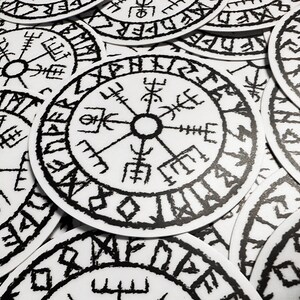 Autocollant Mural Vegvisir Boussole Viking - Dimensions 36x38,3cm, Vinyle Noir, Motif Runique Gravé