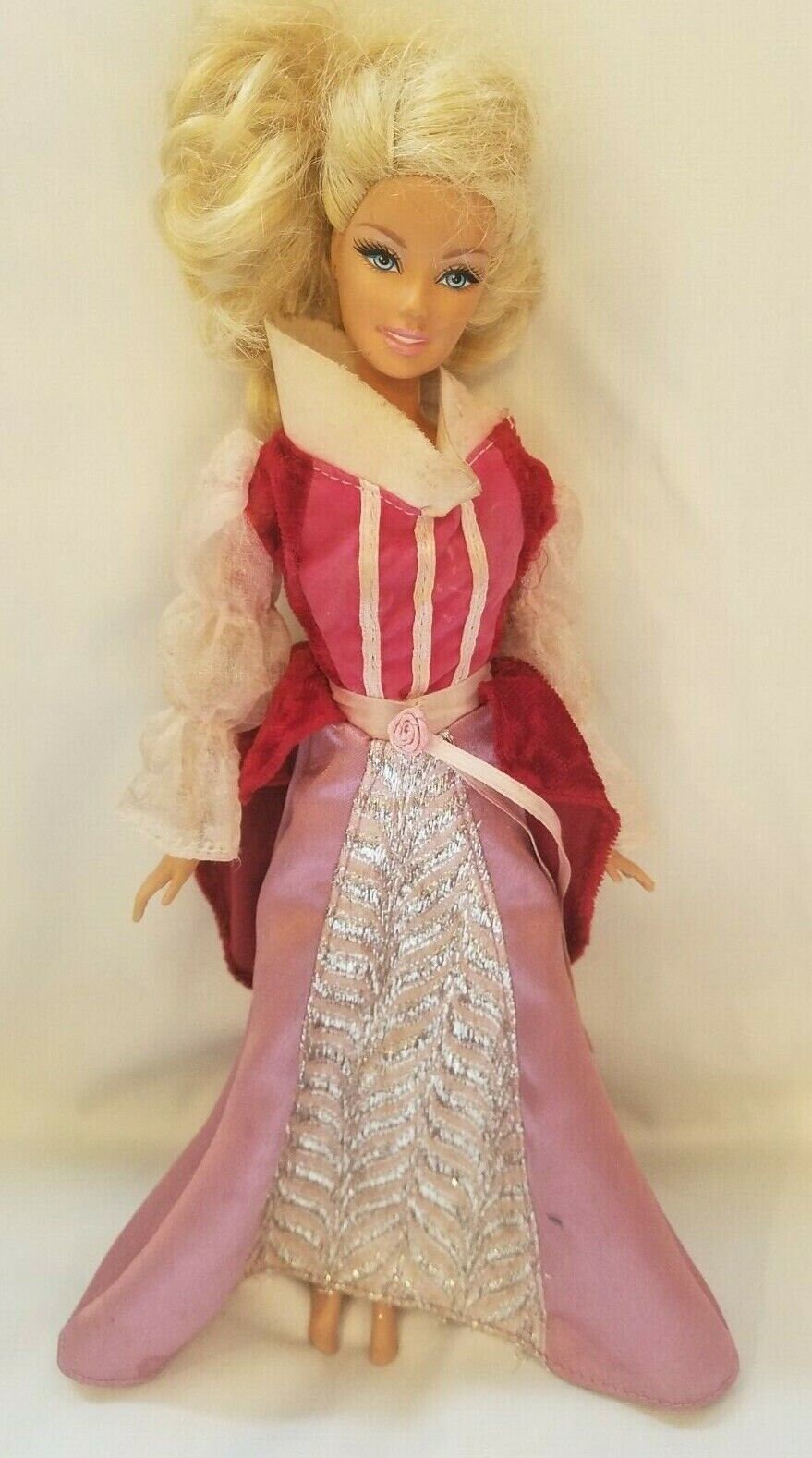 Barbie Femme Vêtue D'une Robe Argentée Rose à La Mode Avec Une