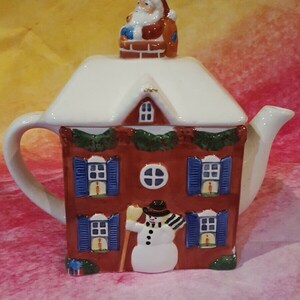 New England House 9&quot; x 9&quot; Tea Pot