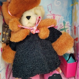 Muffy Vanderbear Couture - Fifth Avenue Shopper - Plush Bear W/ Stand - 2002